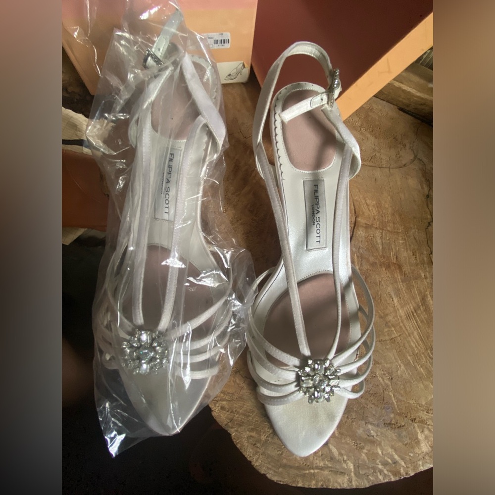 Used! Filippa Scott lori white satin size 10.